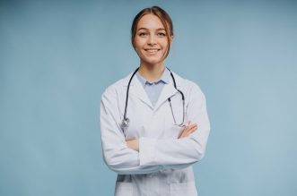 Le stress des médecins vient-il vraiment du travail médical… ou de l’administratif ?