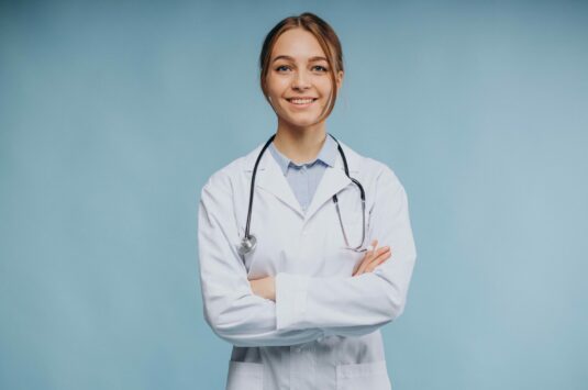 Le stress des médecins vient-il vraiment du travail médical… ou de l’administratif ?