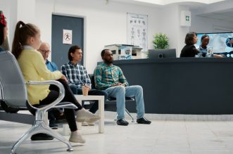 Vous perdez des patients sans le savoir : les 5 erreurs fatales d’un secrétariat médical