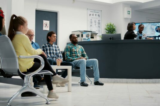 Vous perdez des patients sans le savoir : les 5 erreurs fatales d’un secrétariat médical