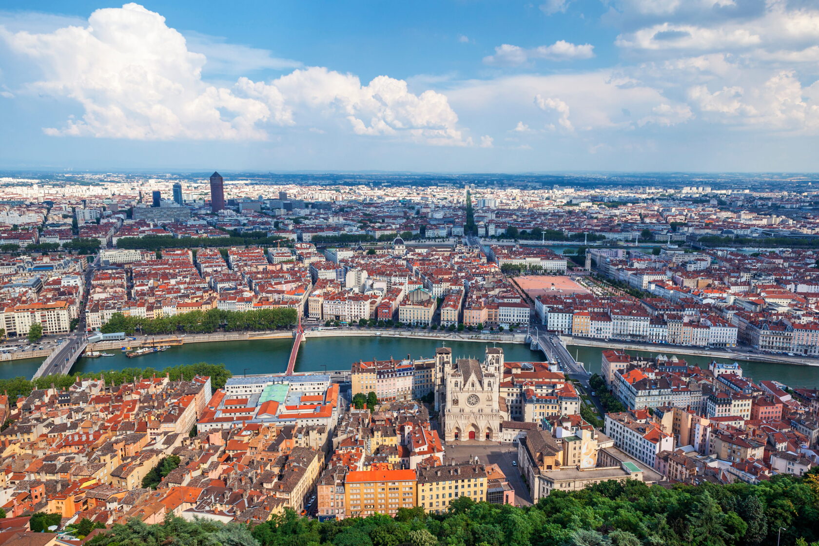 Télésecrétariat à lyon ou secrétaire sur place : que choisir?