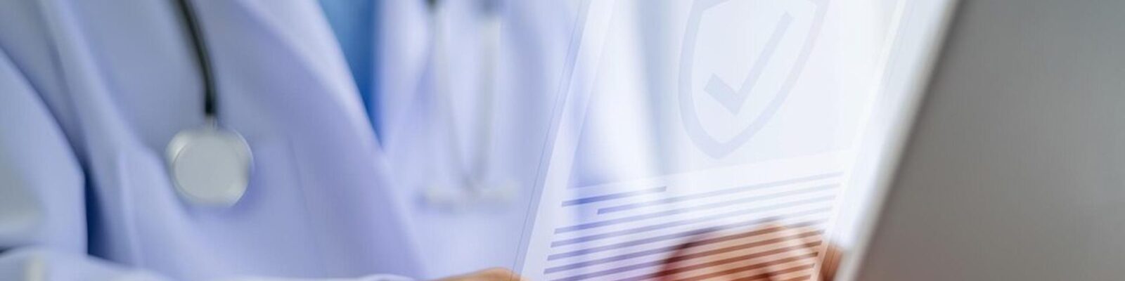 Doctolib Et L'Ia : Ce Que La Polémique Sur Vos Données De Santé Change Pour Votre Cabinet 1 Médecin consultant doctolib sur ordinateur, illustrant la polémique sur l'usage des données de santé pour l'ia