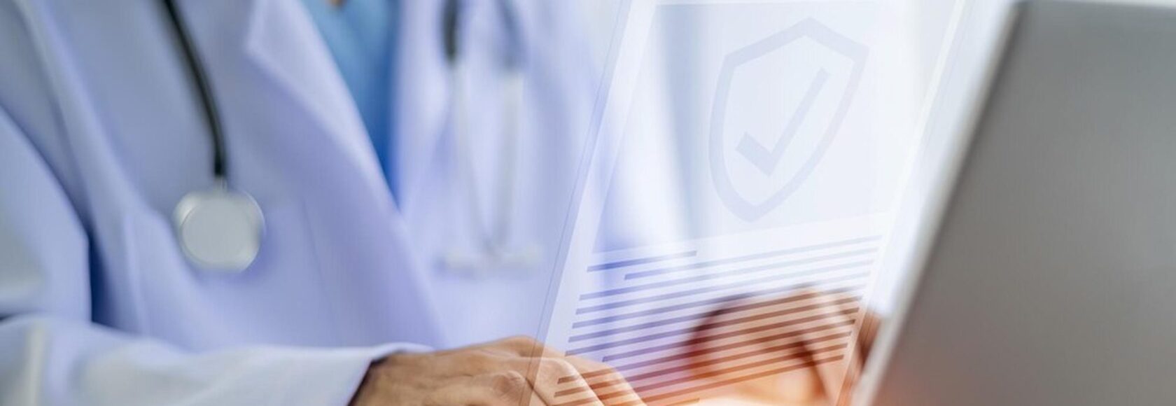 Doctolib Et L'Ia : Ce Que La Polémique Sur Vos Données De Santé Change Pour Votre Cabinet 2 Médecin consultant doctolib sur ordinateur, illustrant la polémique sur l'usage des données de santé pour l'ia